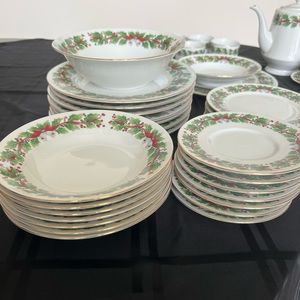 45 Pieces Vantage Sango 8415 Christmas Holly Fine China Dinnerware